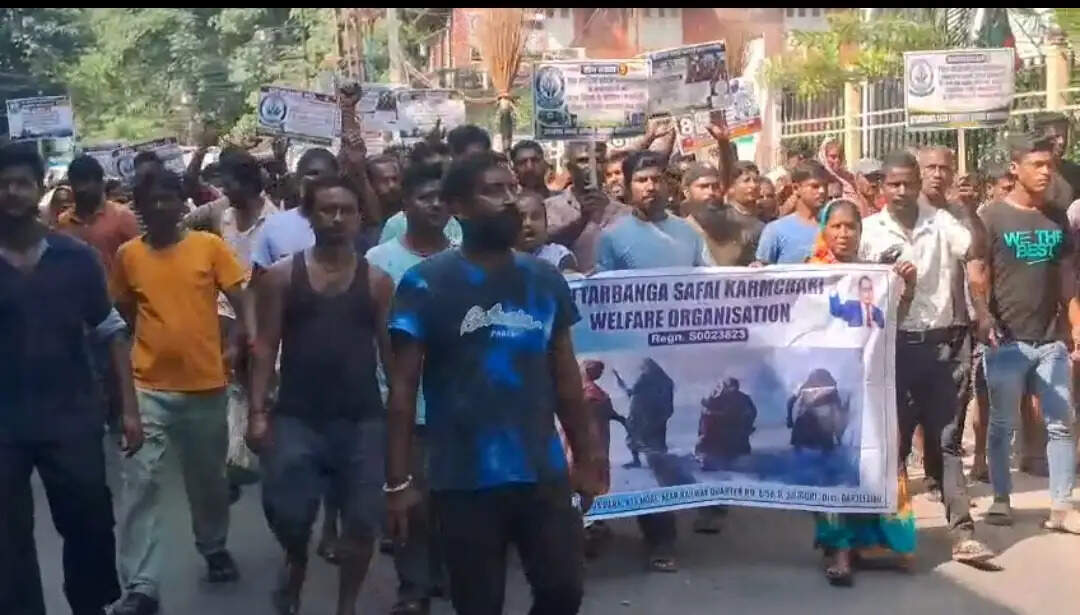 स्थायीकरण और वेतन बढ़ोतरी की मांग को लेकर सफाईकर्मियों की हड़ताल