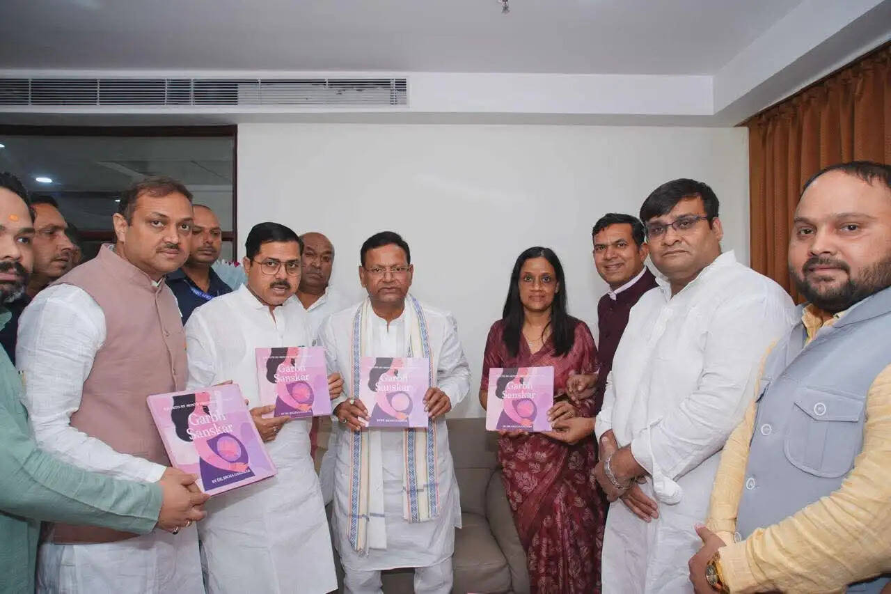 पंकज चौधरी ने किया डाॅ. ऋचा गंगवार की पुस्तक 'गर्भ संस्कार' का लोकार्पण