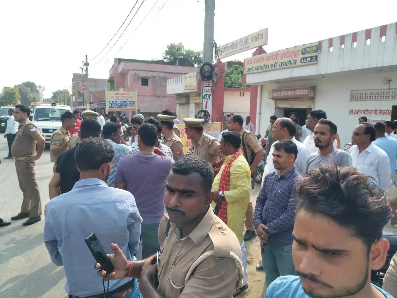 मवेशियों से लदी ट्राली का टायर फटा, दम घुटने से चार की मौत&nbsp;हिंदू संगठनों ने वाहन रोककर किया प्रदर्शन