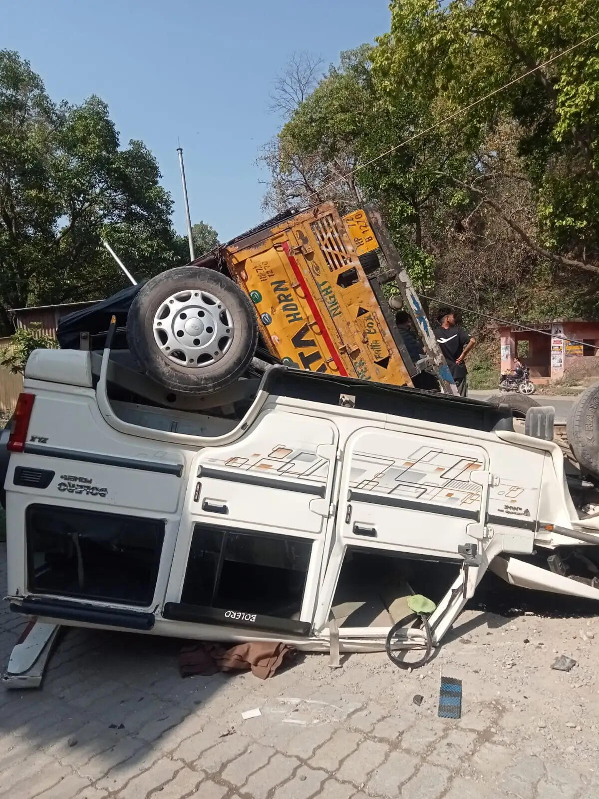 खजुरना के समीप बोलेरो पर पलटा आलू से भरा ट्रक, चालक परिचालक घायल