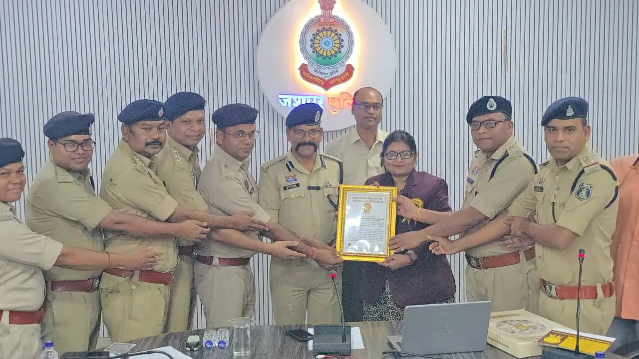 जशपुर : पुलिस ने एक ही दिन में 766 गांवों में 'यातायात जन चौपाल' लगाकर हेलमेट जागरूकता का बनाया वर्ल्ड रिकॉर्ड
