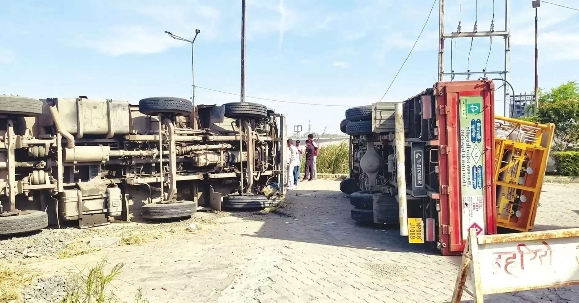 उज्जैन में बाइक सवार को बचाने में ट्रक पलटा, आयशर से टकराया