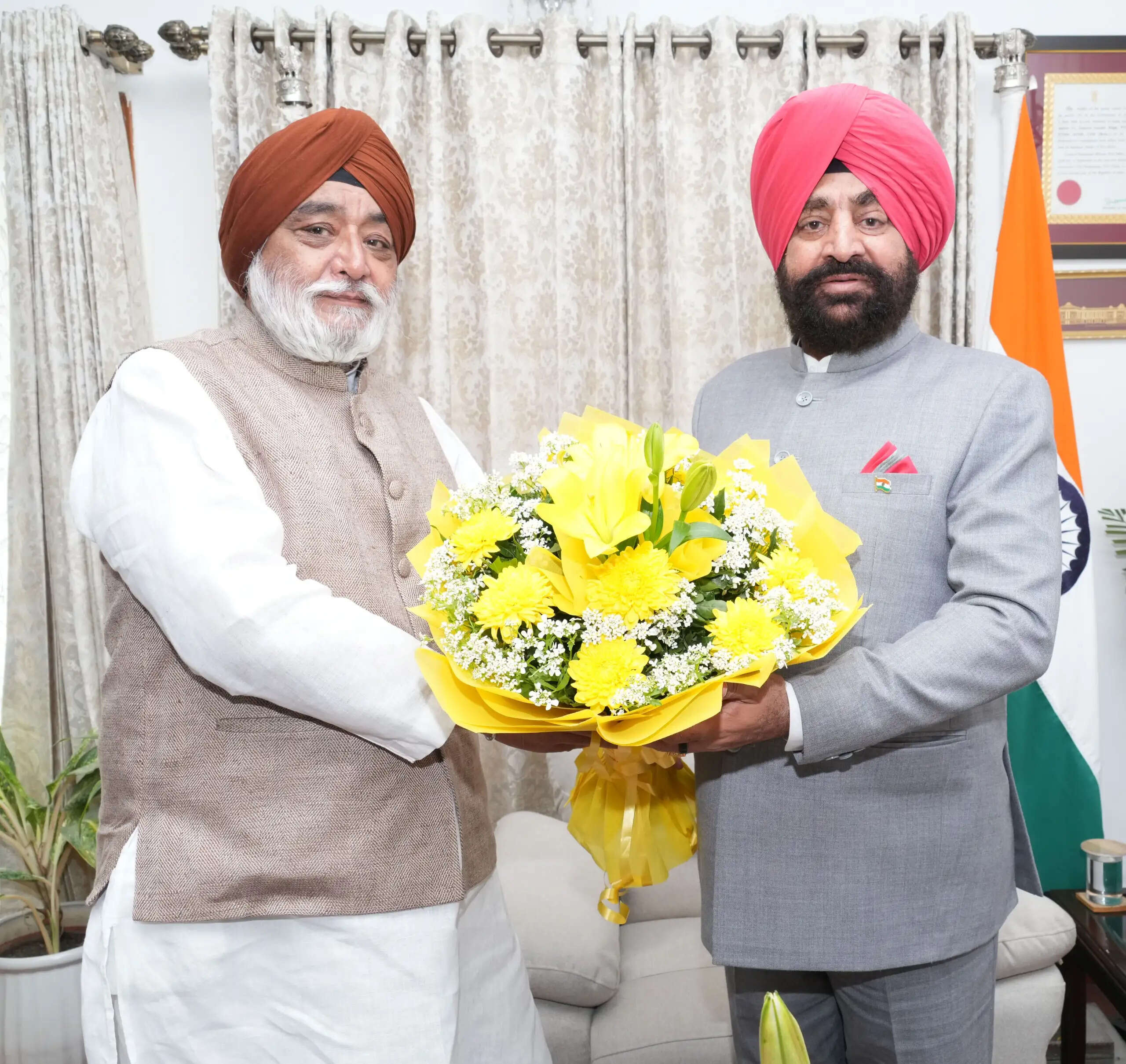 श्री हेमकुंड साहिब गुरुद्वारा ट्रस्ट के अध्यक्ष ने राज्यपाल से की मुलाकात