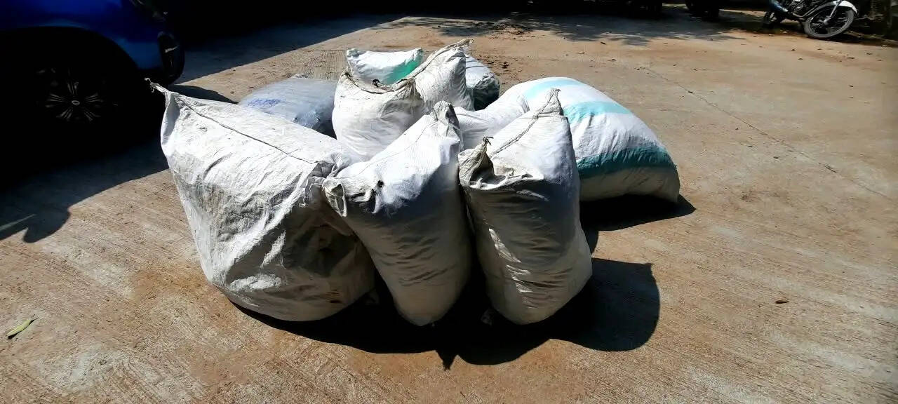 धौलपुर पुलिस की हाईवे पर छापेमारी,कार से अवैध गांजे की खेप पकडी