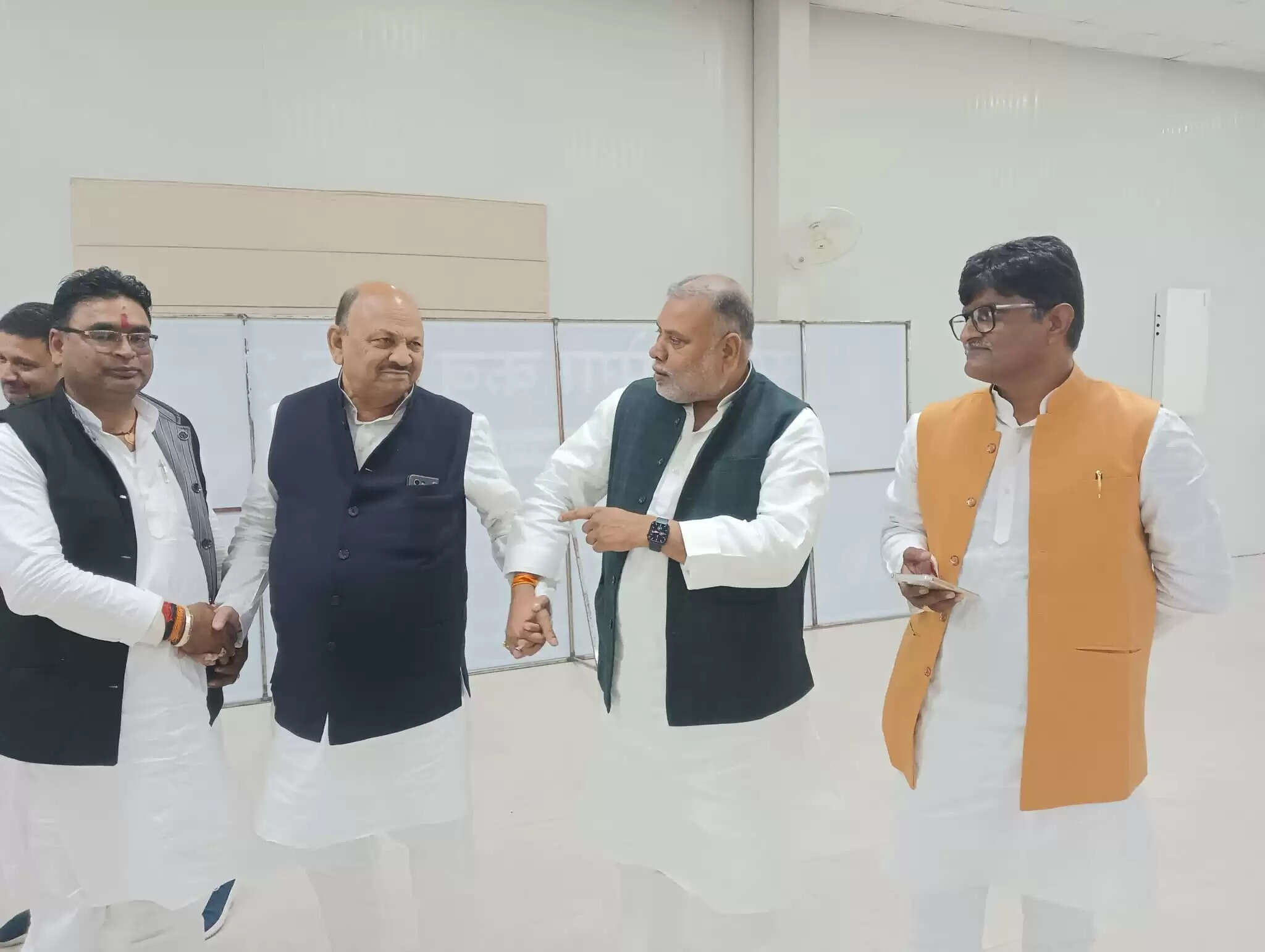 बेहतर स्वास्थ्य सुविधा के लिए चौबीस घंटे तैनात रहें चिकित्सक: डीएम