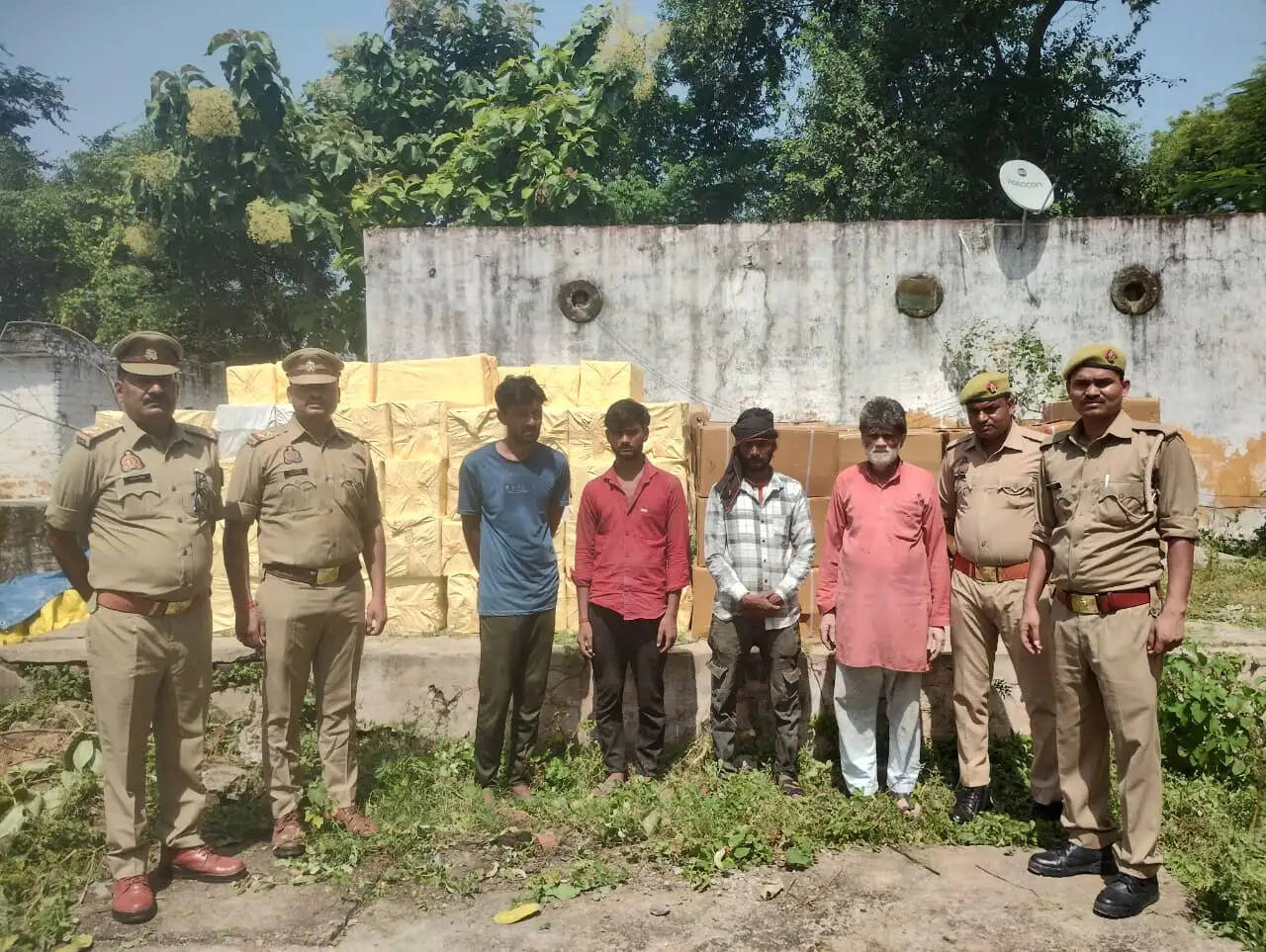 महोबा पुलिस ने 10 क्विंटल सुतली बम समेत 37 क्विंटल अवैध पटाखों की खेप की बरामद,4 तस्कर गिरफ्तार