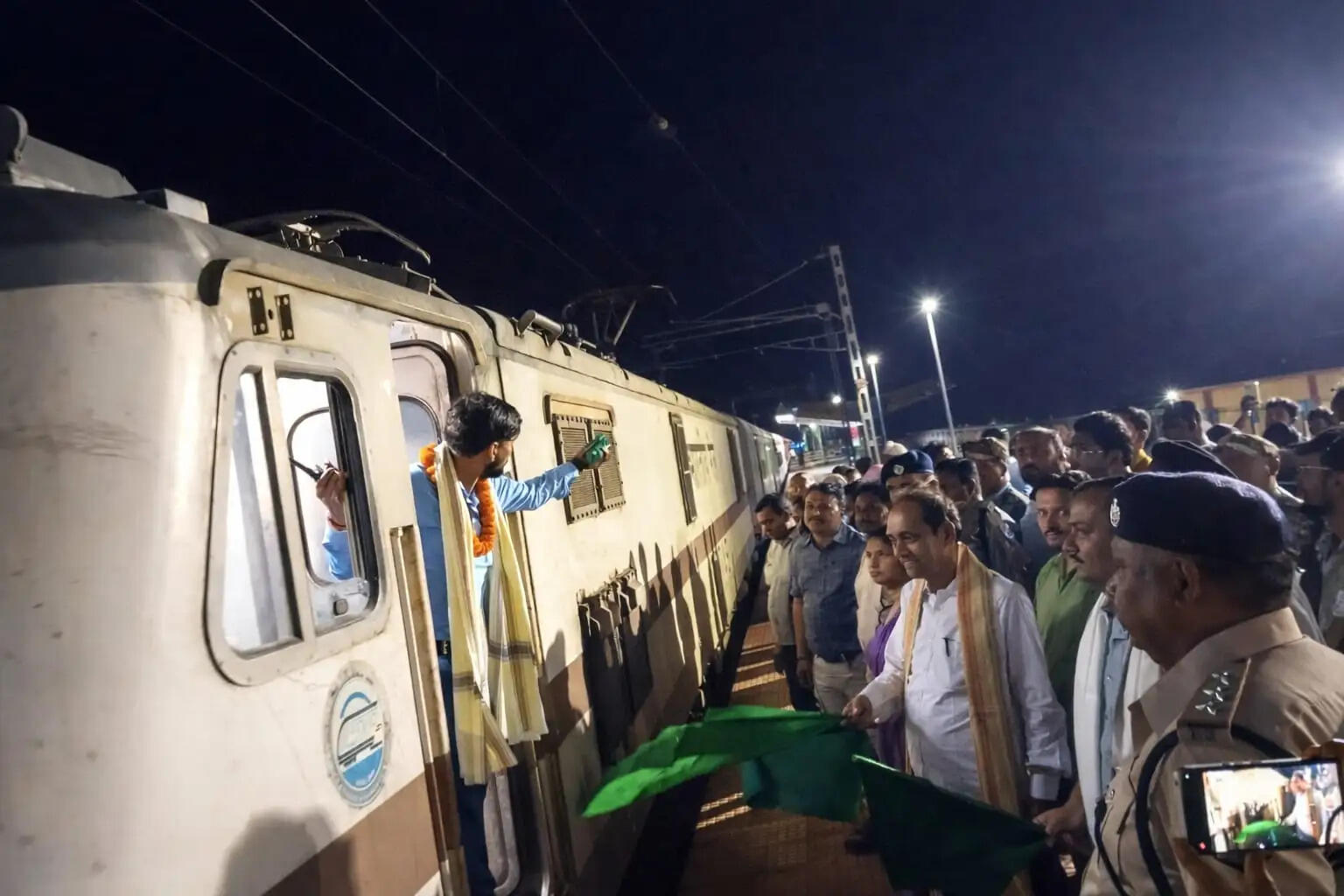 सांसद विद्युत बरन महतो ने राखामाइंस स्टेशन पर उत्कल एक्सप्रेस ठहराव का शुभारंभ