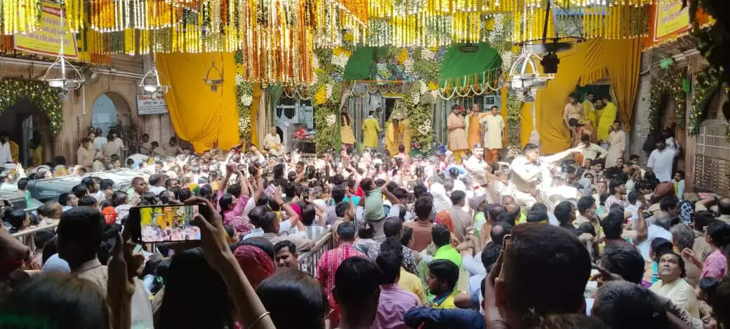 अक्षय तृतीया पर श्रीबांकेबिहारी महाराज के चरण दर्शन पाकर श्रद्धालु हुए कृतार्थ