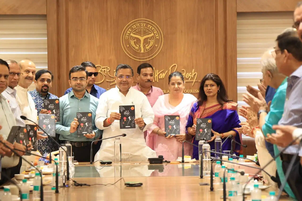 पर्यटन मंत्री ने रूचि चौहान के काव्य संग्रह ’मन के मौसम’ पुस्तक का किया विमोचन