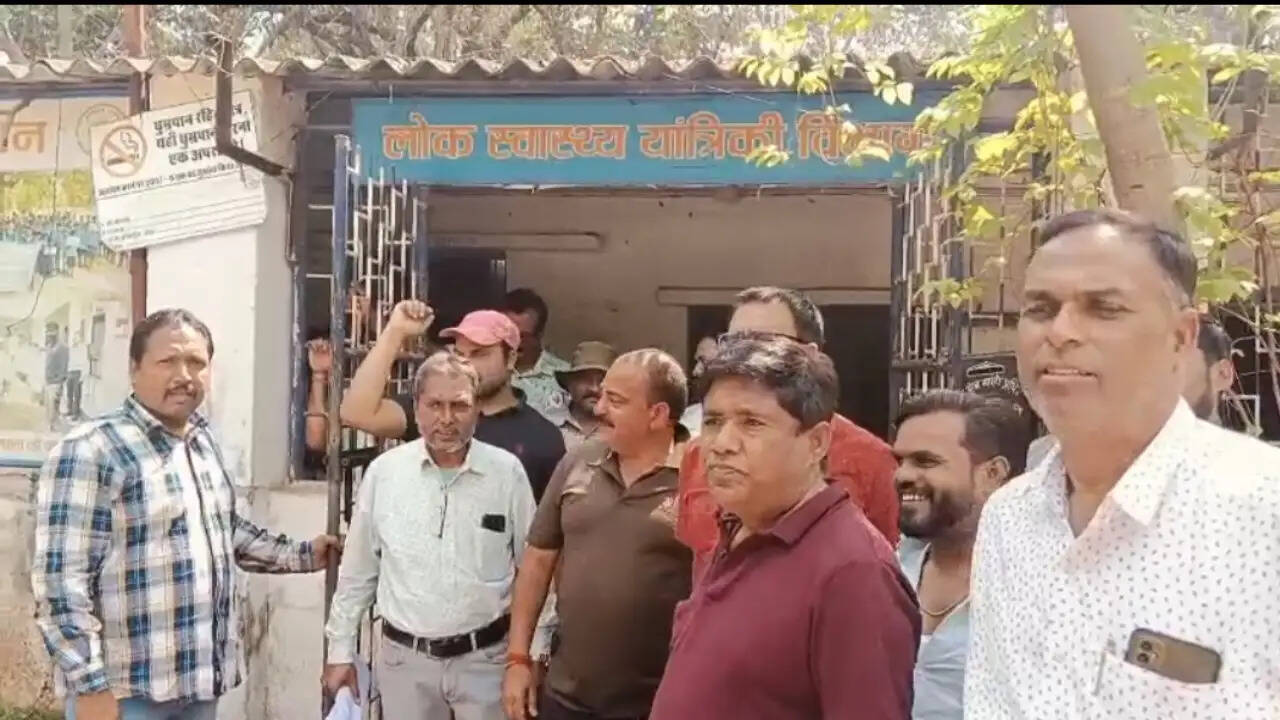 अंबिकापुर : भुगतान विवाद पर ठेकेदार की आत्मदाह चेतावनी, पीएचई विभाग ने उप अभियंता को थमाया नोटिस