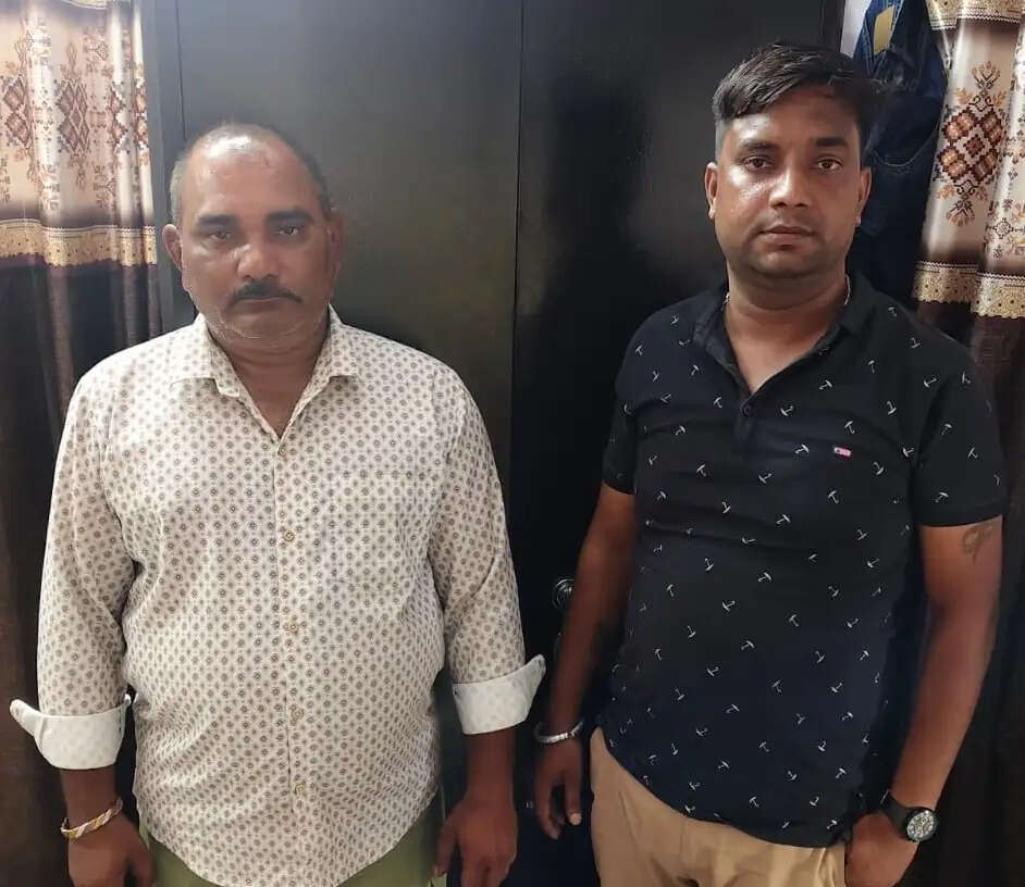 पन्द्रह हजार की रिश्वत लेते&nbsp;वन अधिकारी व चालक गिरफ्तार