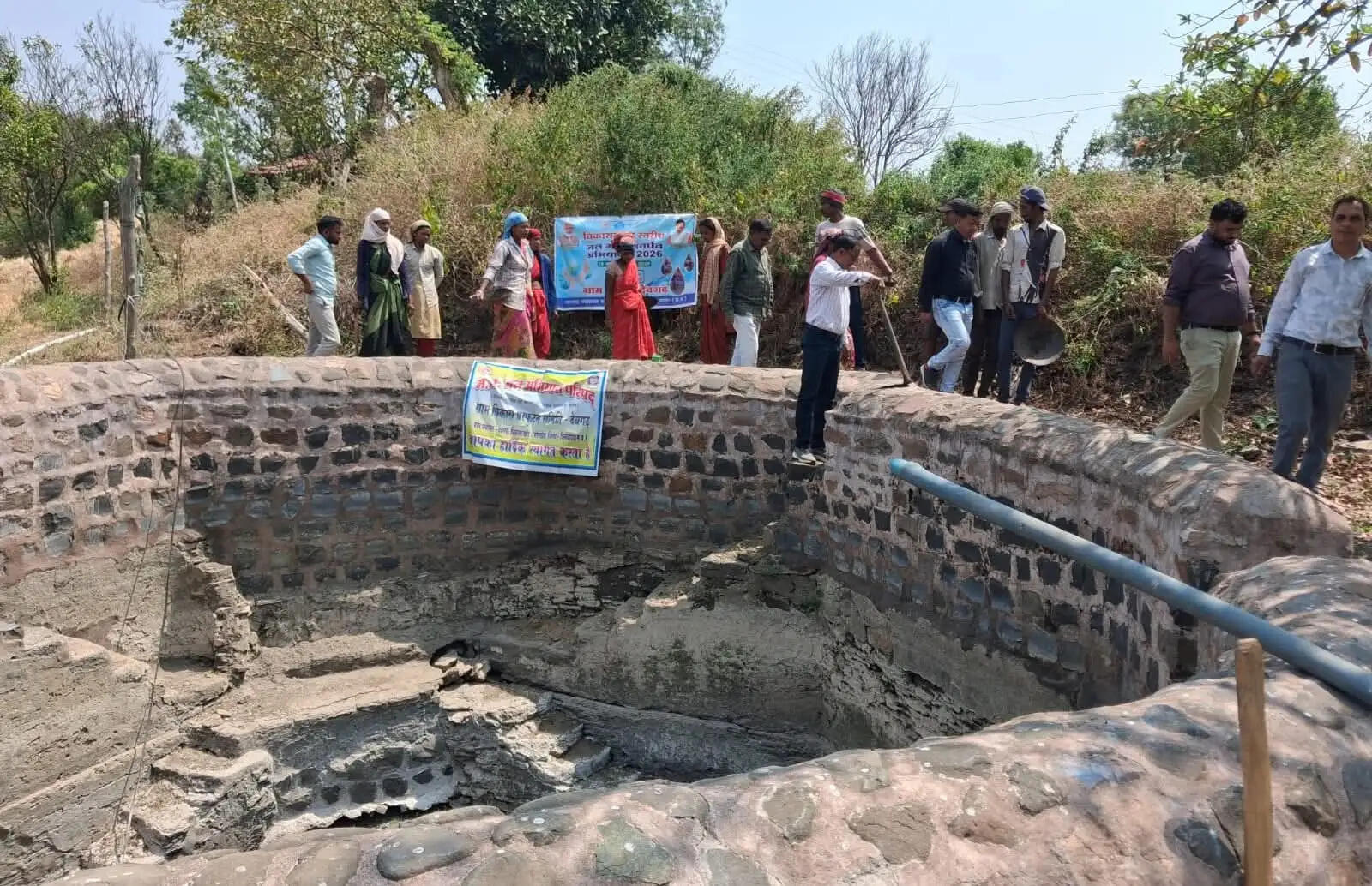 देवगढ़ में विजयगढ़ के पास जल गंगा संवर्धन अभियान के तहत बावड़ी व नदी की सफाई शुरू