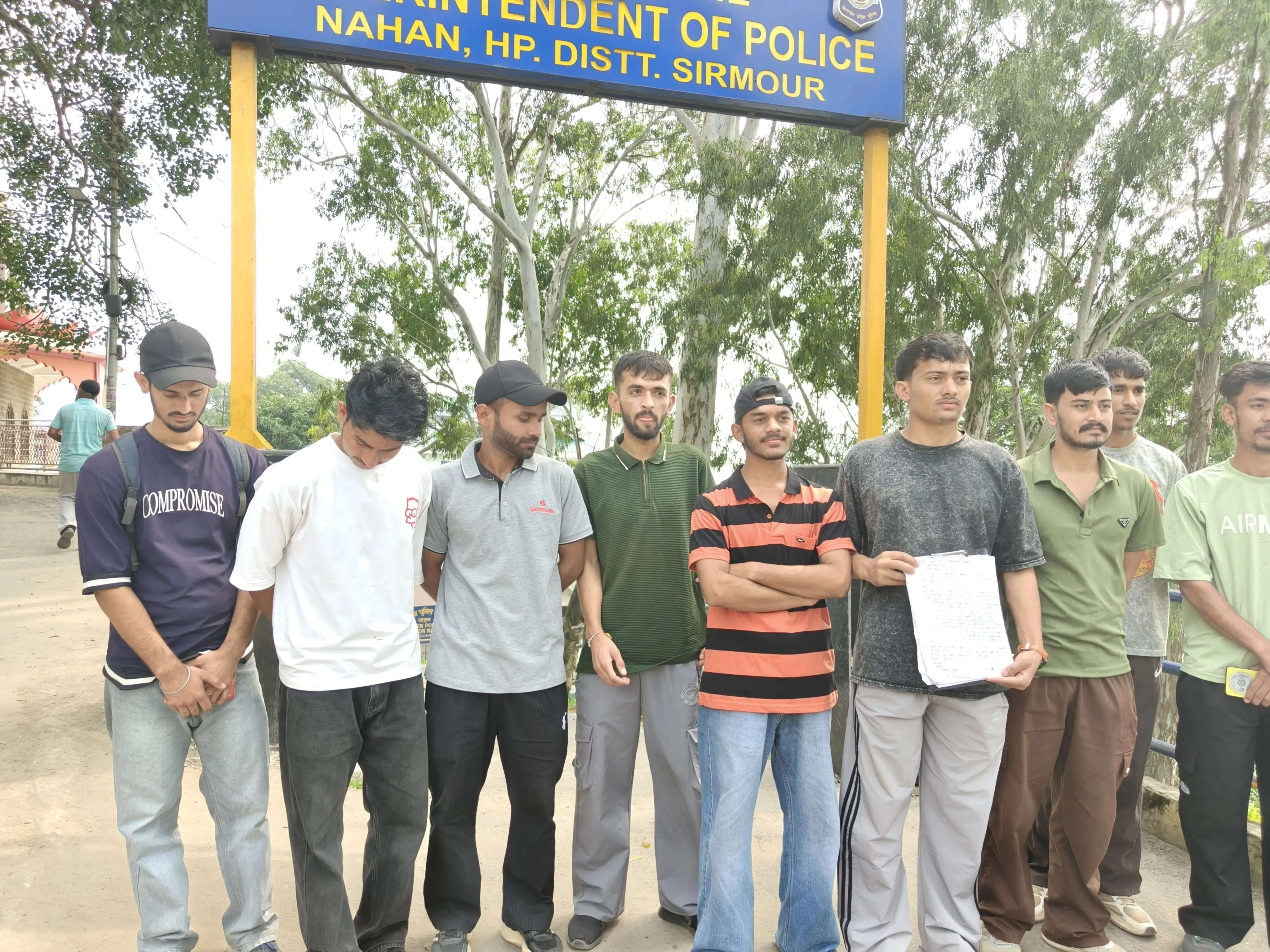 पुलिस भर्ती से टाइगर जंप हटाने पर अभ्यर्थियों में रोष, एसपी सिरमौर को सौंपा ज्ञापन