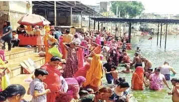 हजारों श्रद्धालुओं ने लगाई शनि अमावस्या पर आस्था की डुबकी