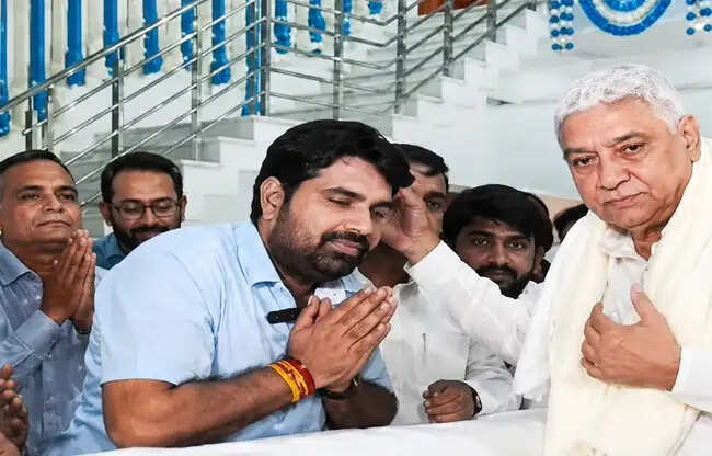 सतलोक&nbsp;आश्रम&nbsp;संचालक&nbsp;रामपाल&nbsp;के&nbsp;आगे&nbsp;नतमस्तक&nbsp;हुए&nbsp;खरखौदा&nbsp;विधायक,जीत&nbsp;का&nbsp;श्रेय&nbsp;दिया