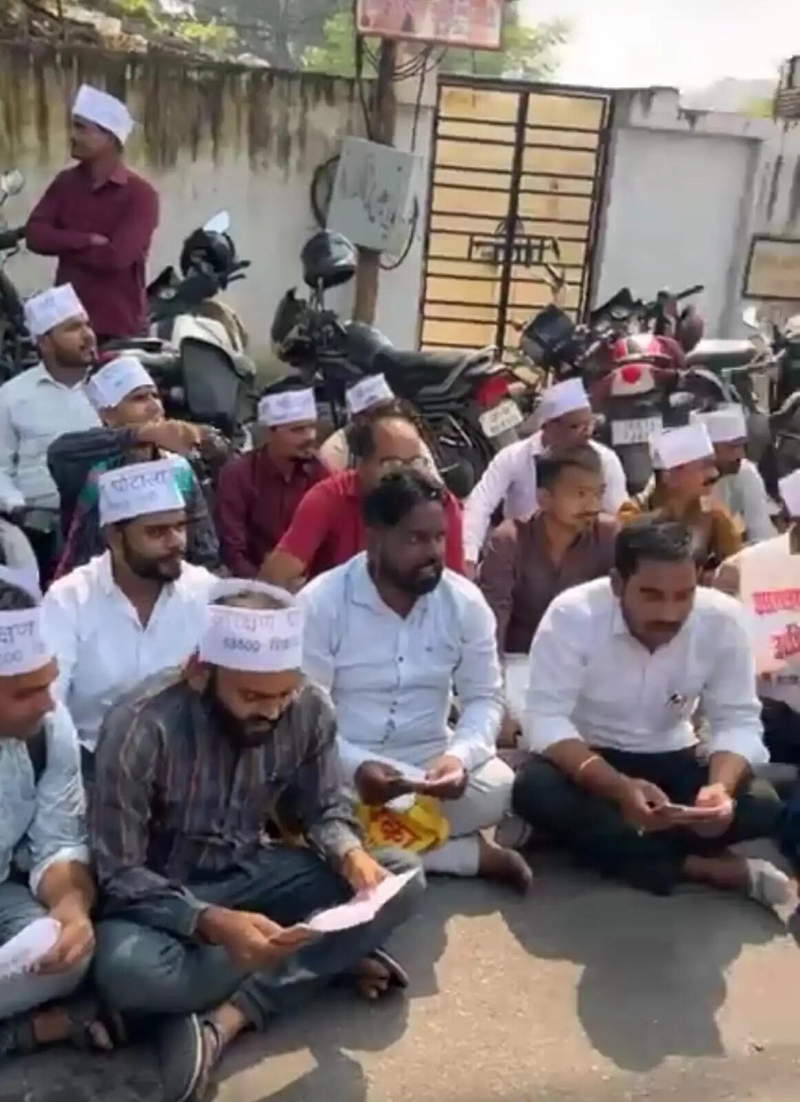 शिक्षक भर्ती मामला : आरक्षण घोटाले के अभ्यर्थियों का शिक्षा मंत्री संदीप सिंह के आवास पर प्रदर्शन,&nbsp;सुंदरकांड का किया पाठ