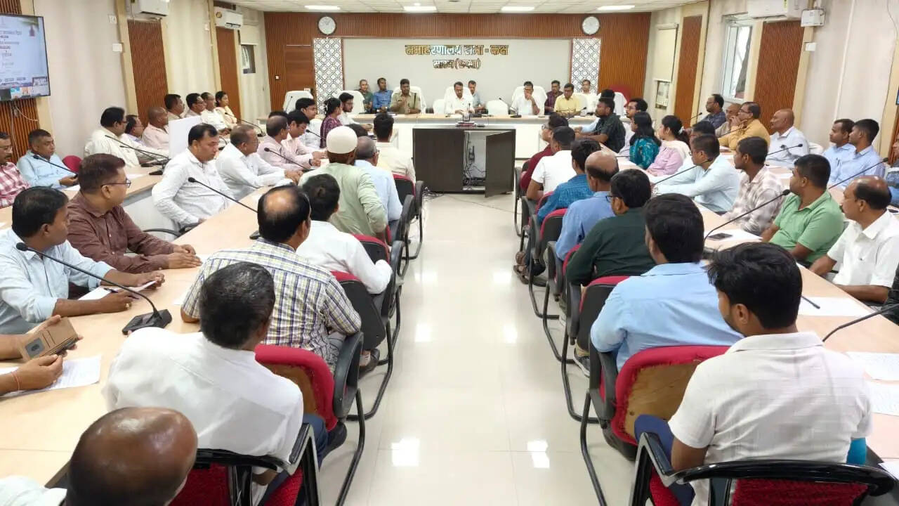 सारण में जिलाधिकारी और एसएसपी ने अधिकारियों को दिलाई सत्यनिष्ठा की शपथ