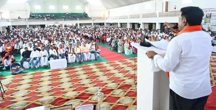 उप मुख्यमंत्री विजय शर्मा ने किसानों को वितरित किए शेयर प्रमाण पत्र