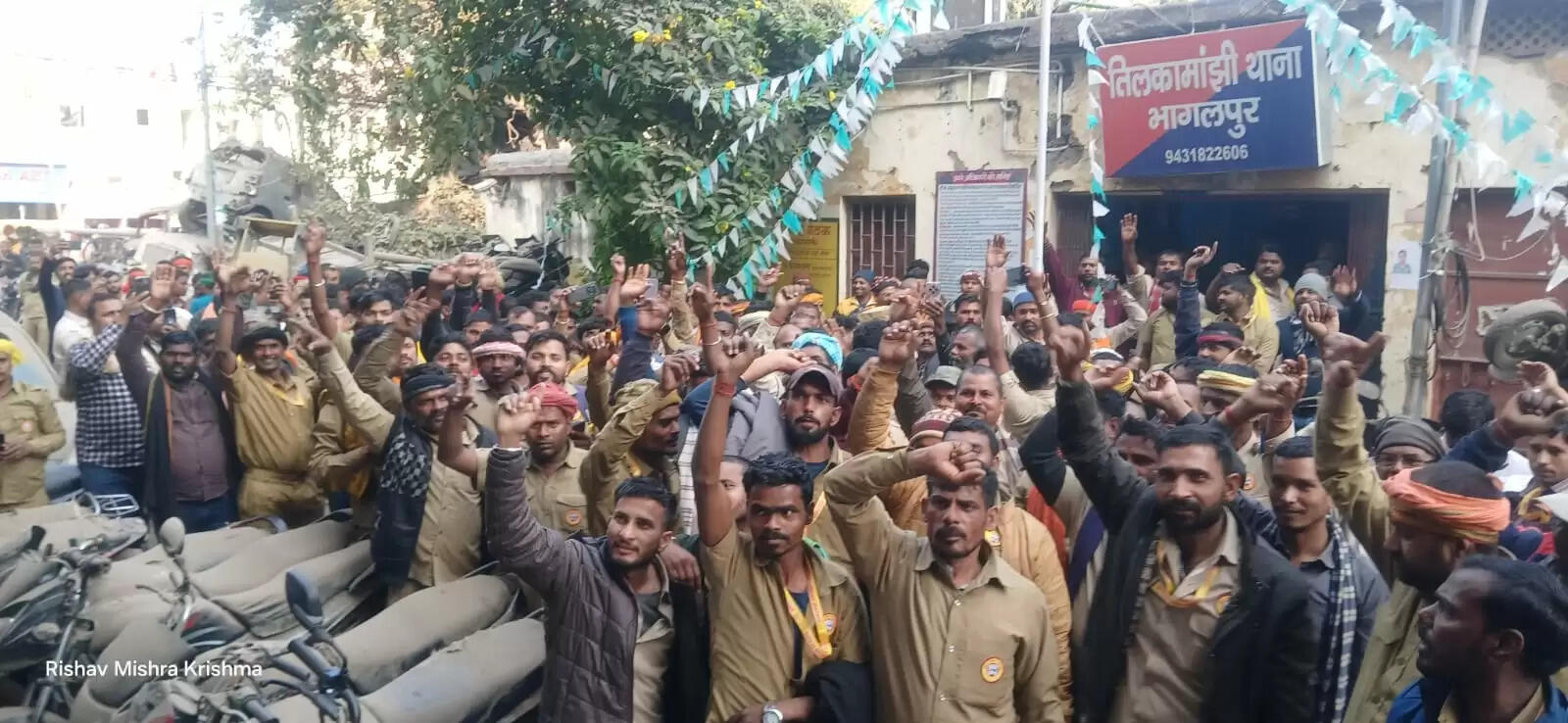 बस चालक के साथ मारपीट, संगठन ने थाना का किया घेराव