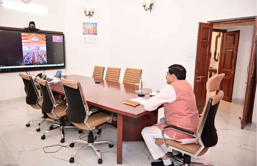 उज्जैन के विभिन्न वार्डों में रक्षाबंधन पर्व पर हुए कार्यक्रम, मुख्यमंत्री डॉ. यादव ने बहनों को दी शुभकामनाएं