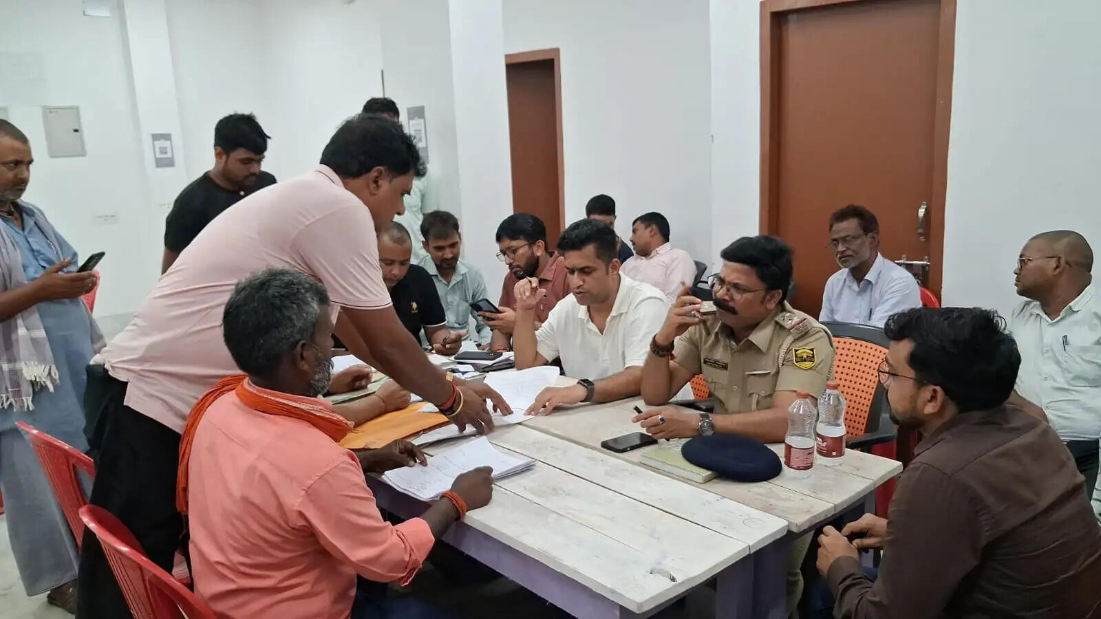 फरियादियों से खचाखच भरा अंचल कार्यालय, जनता दरबार में प्रशासन ने दिखाया एक्शन