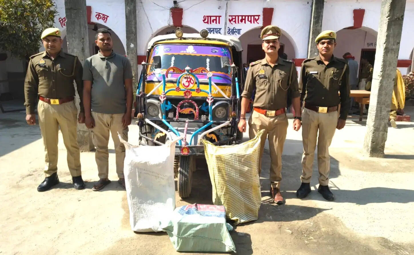 देवरिया: पुलिस ने अवैध देशी शराब के साथ एक आरोपित काे किया गिरफ्तार