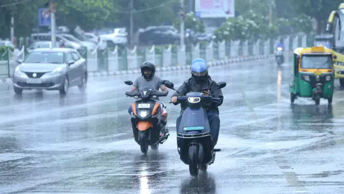 दिल्ली समेत देश के अन्य क्षेत्रों में अगले दो-तीन दिनों तक हल्की बारिश के आसार
