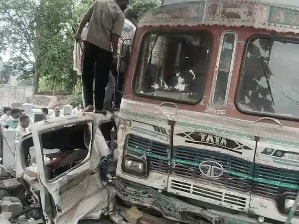 खंडवा में श्रद्धालुओं से भरी टवेरा को ट्रक ने मारी टक्कर, महिला की मौत, बच्चे समेत कई घायल
