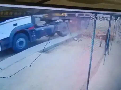 अनूपपुर : ट्रेलर की टक्कर से बाइक सवार की मौत, सीसीटीवी में कैद हुआ हादसा