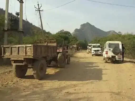 ड्रोन से पीछा कर 11 ट्रैक्टर-ट्रॉली जब्त, तीन आरोपी गिरफ्तार