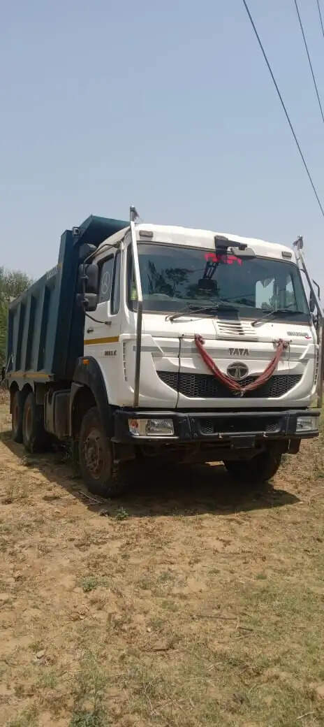 चोरी की रेत से भरा हाईवा पकड़ाया, चालक गिरफ्तार