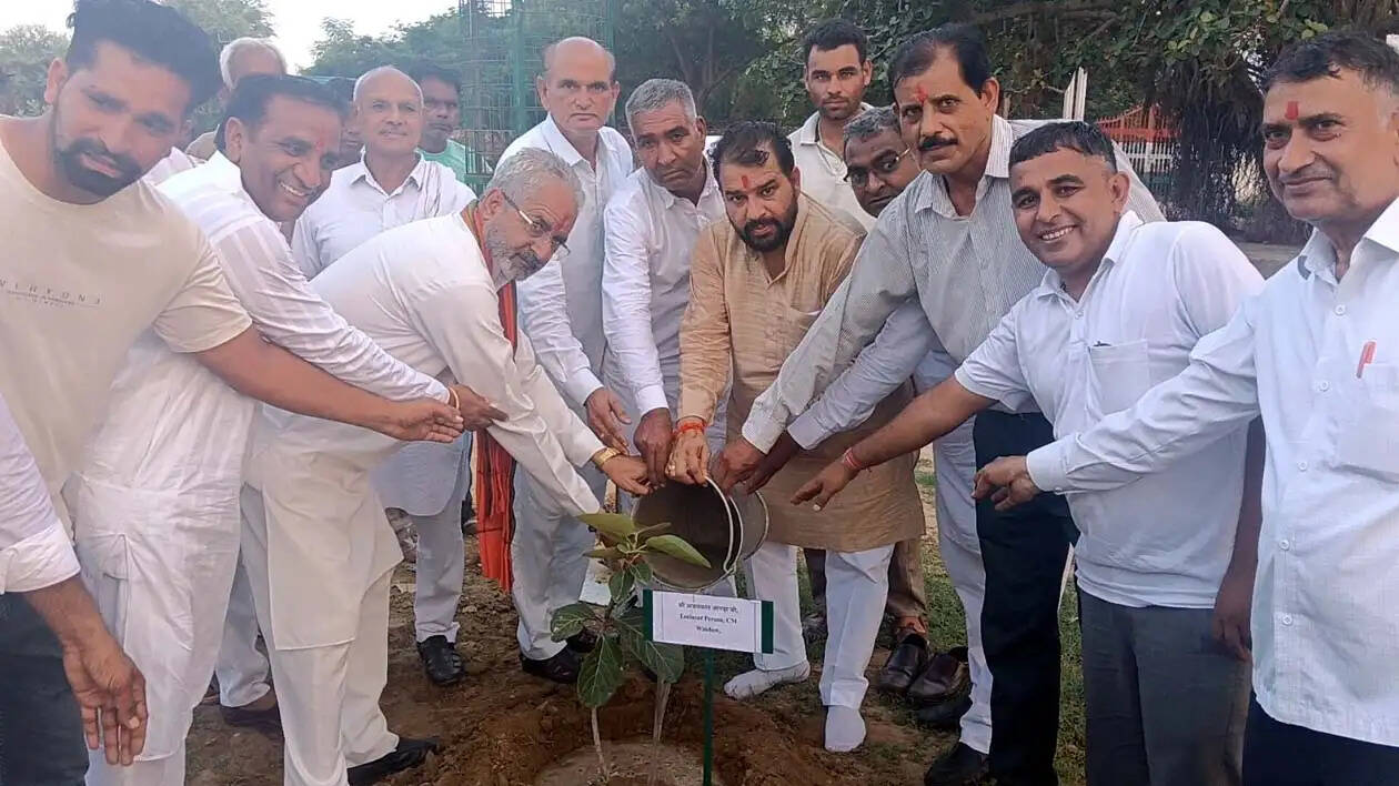 हिसार : धांसू को सरकार में भागीदारी देकर गांव का मान सम्मान बढ़ाया : अजयकांत जांगड़ा
