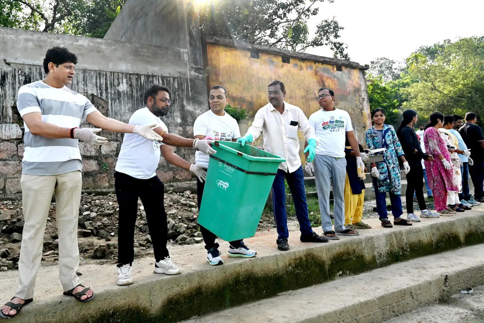 डोंगा घाट में चला विशेष स्वच्छता अभियान, कलेक्टर जन्मेजय महोबे ने किया श्रमदान