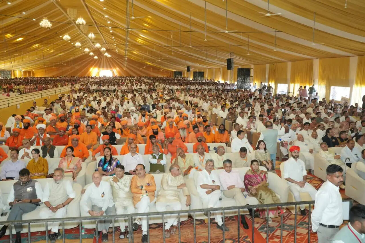 (लीड) भेदभाव-स्वार्थ त्यागकर देश के लिए समर्पित हों, तभी भारत संपूर्ण मानवता को शांति-समृद्धि का मार्ग दिखाएगाः मोहन भागवत