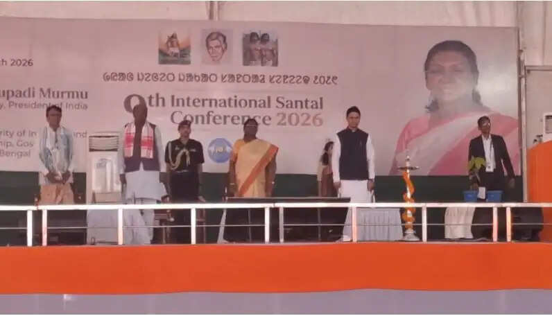 सिलीगुड़ी : आदिवासी सम्मेलन में पहुंची राष्ट्रपति द्रौपदी मुर्मू