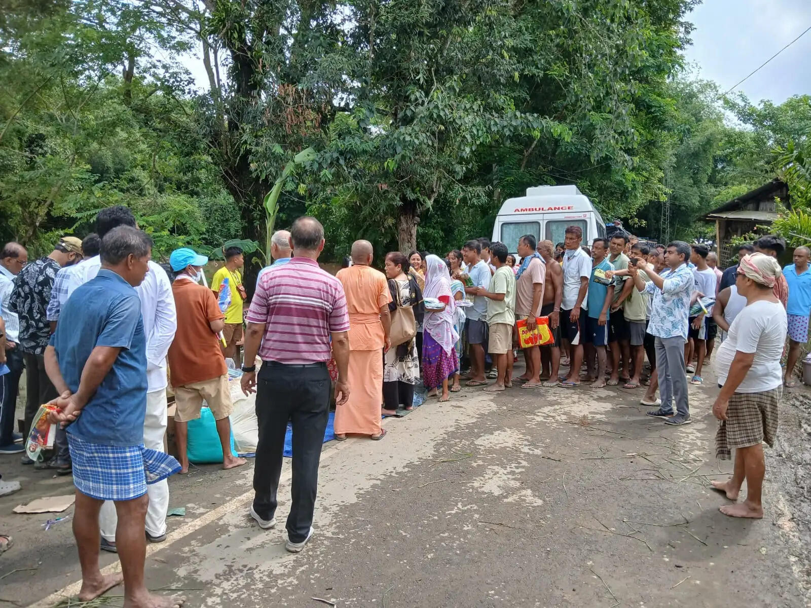 बाढ़ पीड़ितों के पास भारत सेवाश्रम संघ