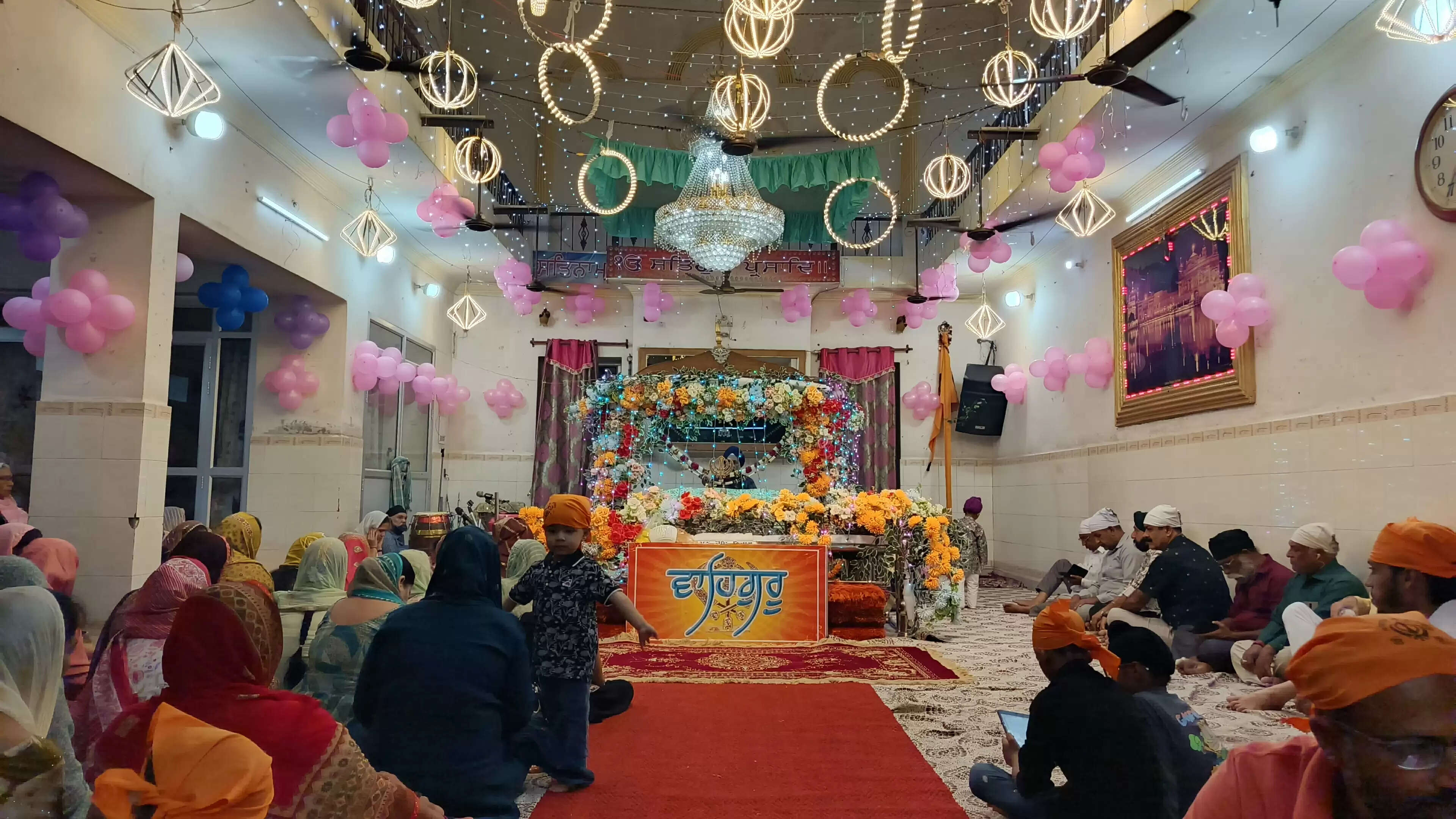 हर्षोल्लास से मनाया गुरुनानक देव का प्रकाश पर्व, गुरुद्वारे में हुए विविध आयाेजन