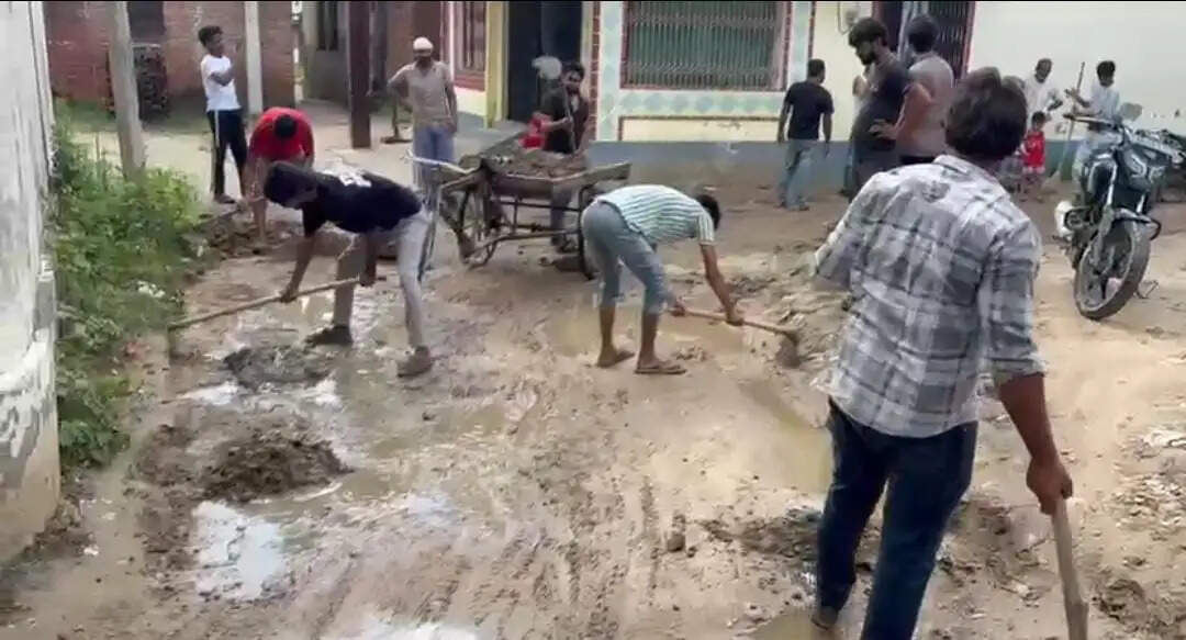 गांववालों ने खुद संभाली सफाई की कमान, चोक नालियों से परेशान युवाओं ने किया श्रमदान