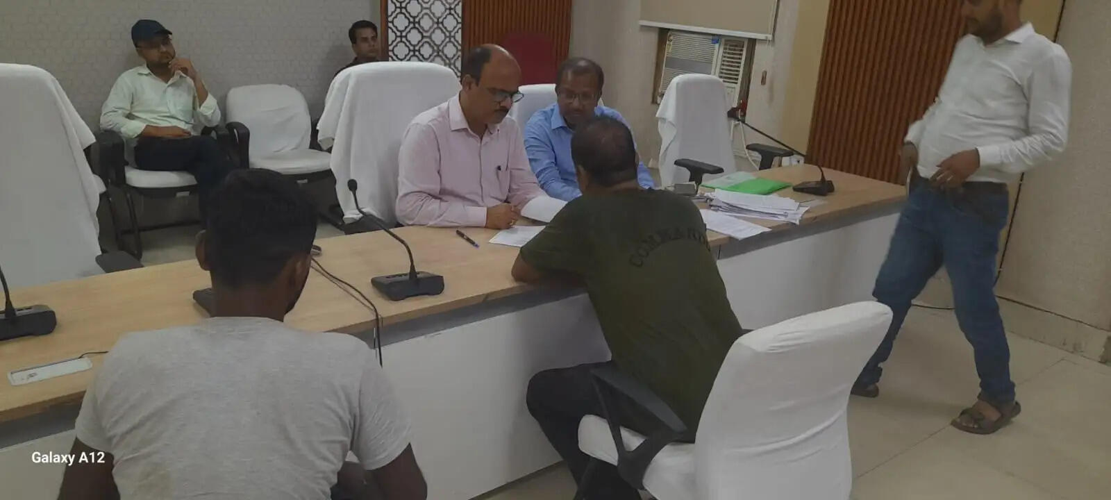 जनता दरबार में जिलाधिकारी ने 44 लोगों की सुनी समस्याएँ
