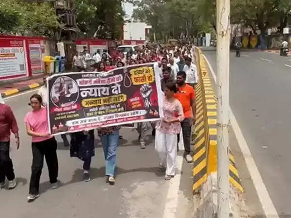 इंदौर में उर्मिला सैनी हत्याकांड पर फूटा गुस्सा, डाक कर्मचारियों और रहवासियों ने घेरा थाना, जल्द कार्रवाई की मांग