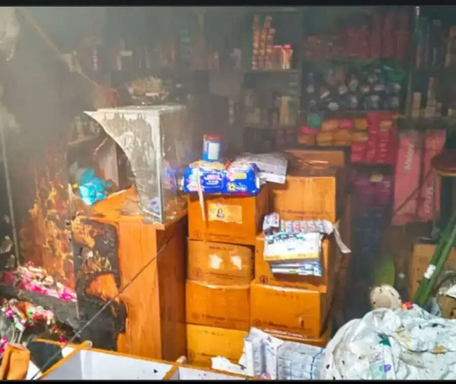 गोरखपुर में दवा दुकान के प्रथम तल पर लगी आग