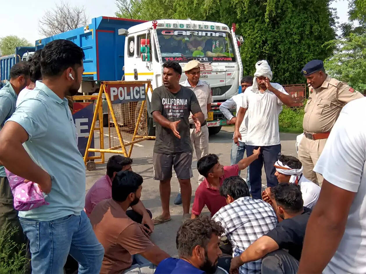 हांसी : बिजली संकट से परेशान ग्रामीणों ने जाम लगाकर जताया विरोध