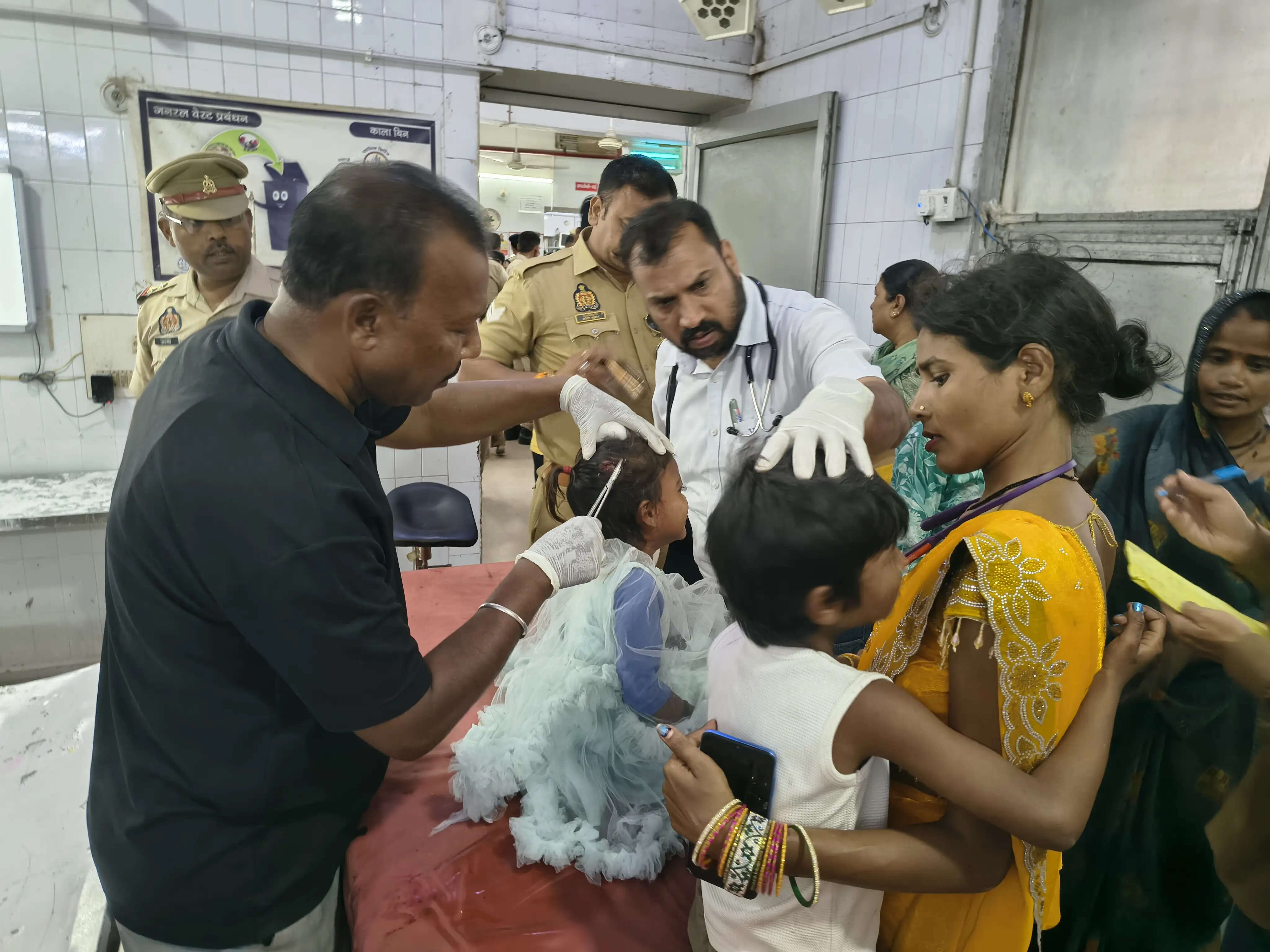 डंपर की टक्कर से पलटी रोडवेज बस, चालक की मौत व 18 घायल