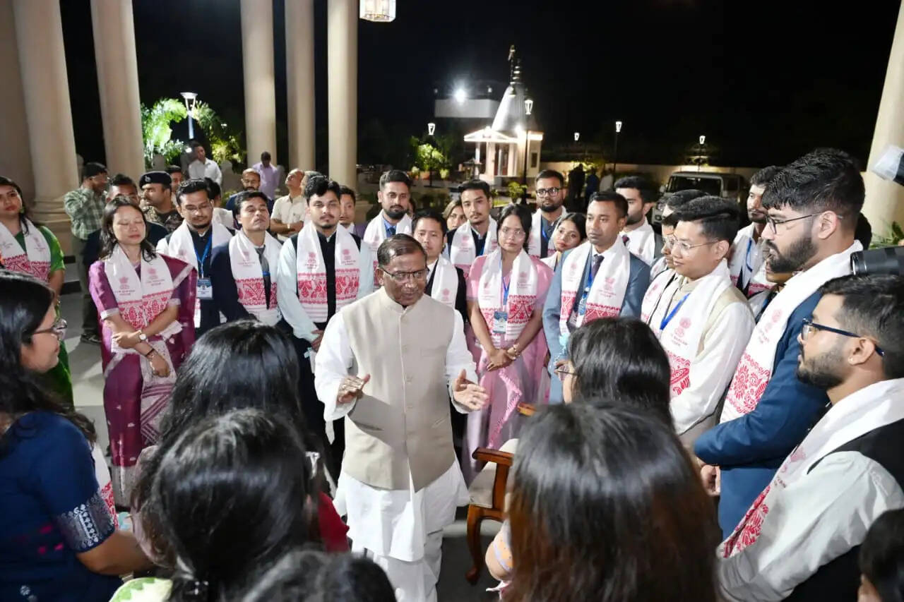 राज्यपाल ने 2026 बैच के एसीएस प्रशिक्षु अधिकारियों से किया संवाद, ईमानदारी और जनसेवा का दिया संदेश