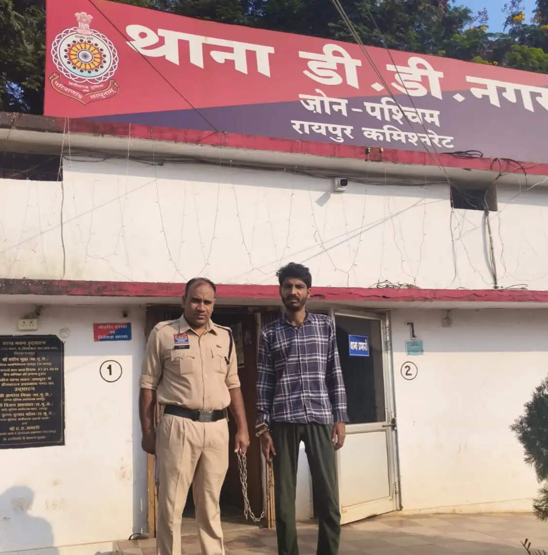 रायपुर में अवैध शराब बेचते आरोपित गिरफ्तार, 32 पाव देशी शराब जब्त