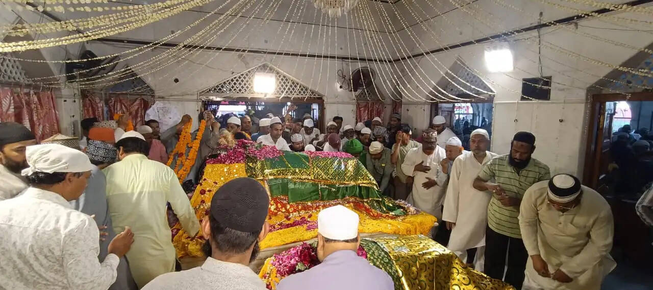 शहीद अलैहिर्रहमा के सालाना उर्स-ए-पाक में पूरे अदब-ओ-एहतराम के साथ दरगाह शरीफ पहुंची चादर