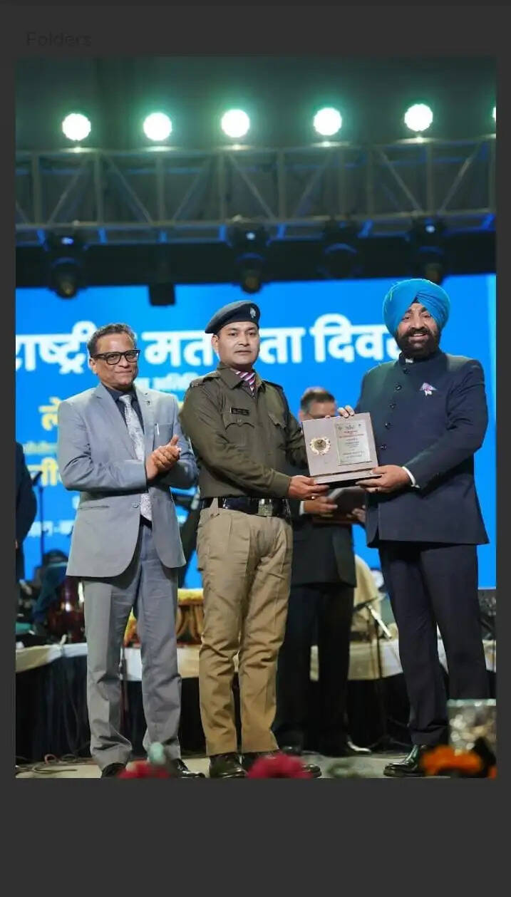आरक्षी नितिन रावत को मिला बेस्ट इलेक्शन प्रैक्टिसेज अवार्ड 2024