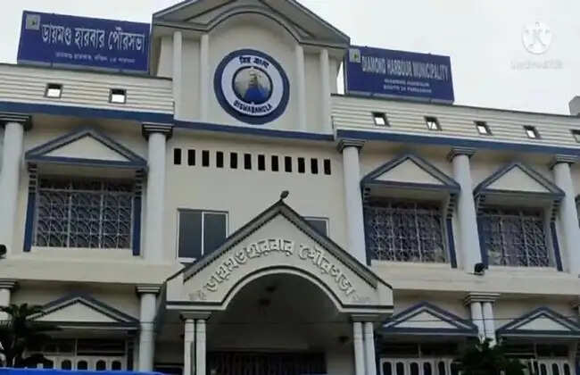 स्थानीय विकास करने और भ्रष्टाचार रोकने के नाम पर डायमंड हार्बर नगरपालिका के नौ पार्षदों का इस्तीफा
