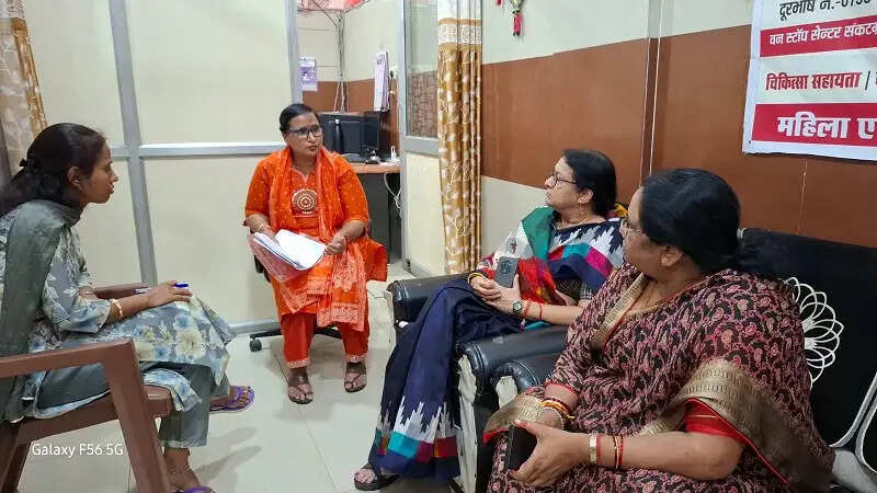 संकटग्रस्त महिलाओं के साथ संवेदनशीलता सर्वोच्च प्राथमिकता : रेखा यादव