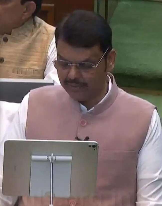 महाराष्ट्र बजटः किसानों का 2 लाख रुपये तक का कर्ज माफ करेगी फडणवीस सरकार